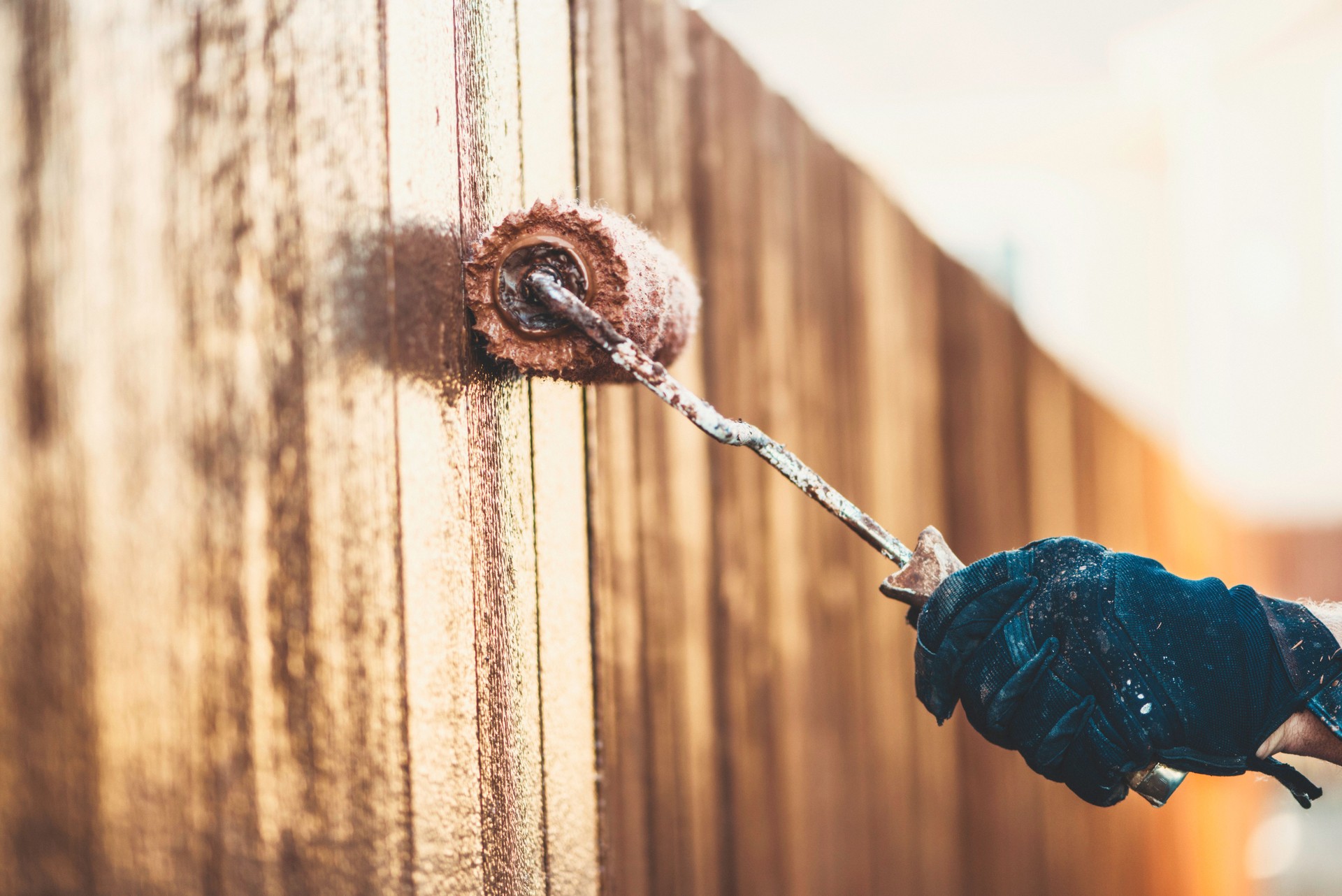 Staining a brand new fence. DIY home improvement concepts.